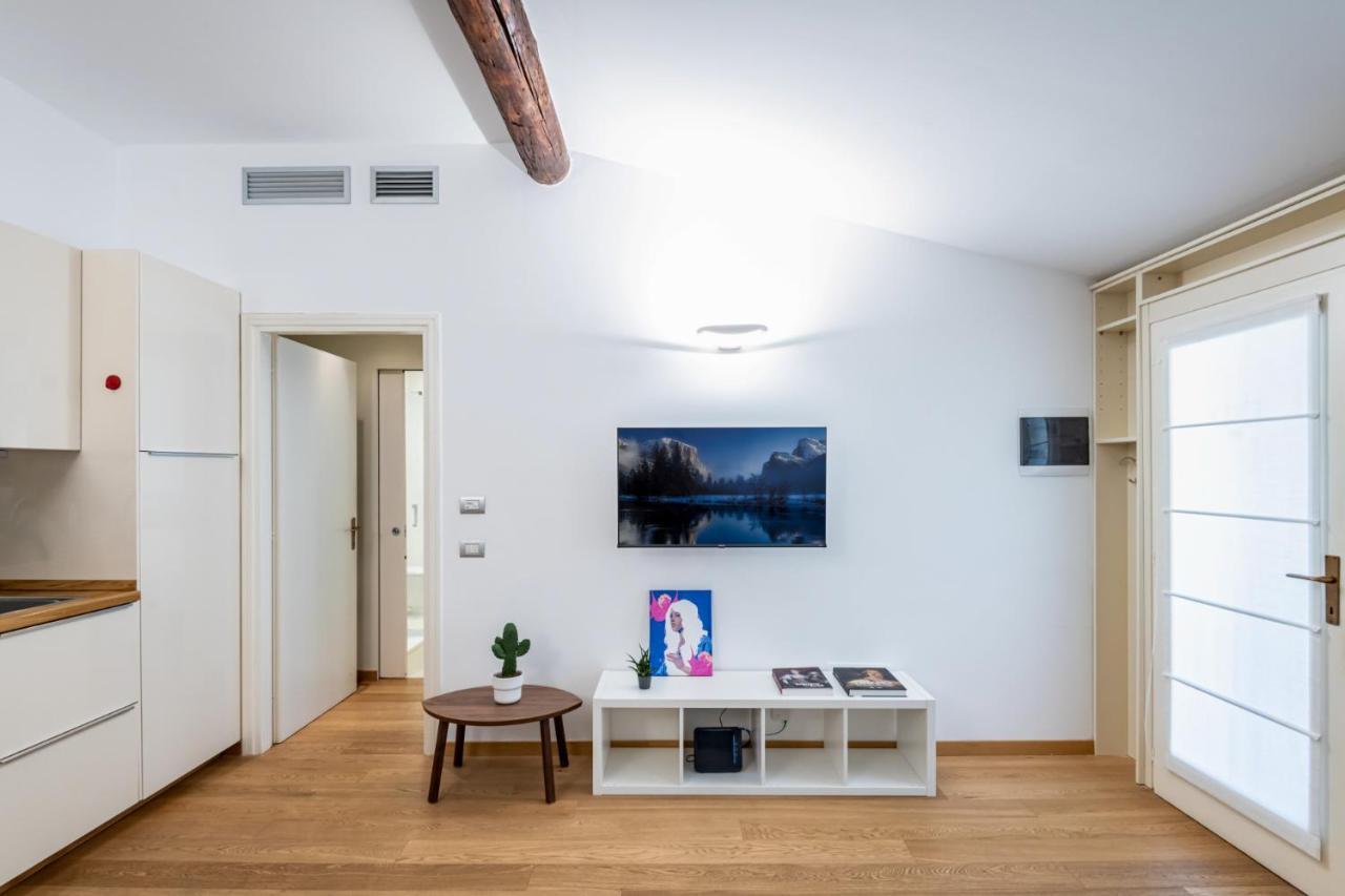 Easylife - Romantico Appartamento Sulla Darsena Milão Exterior foto